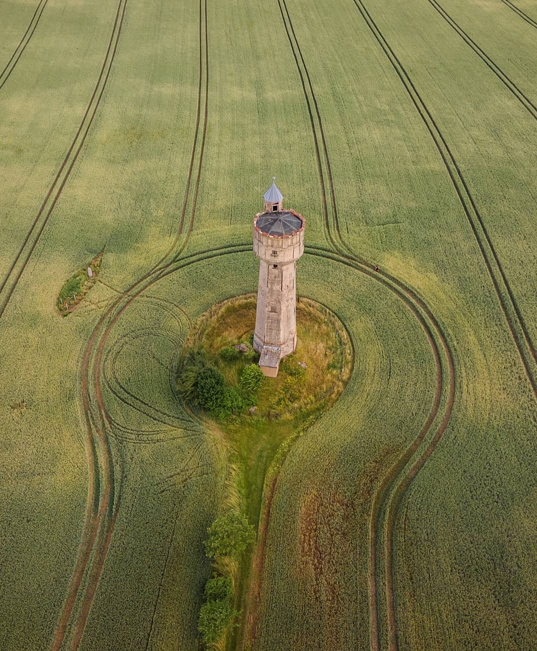 Wasserturm auf grünem Feld im Sommer
