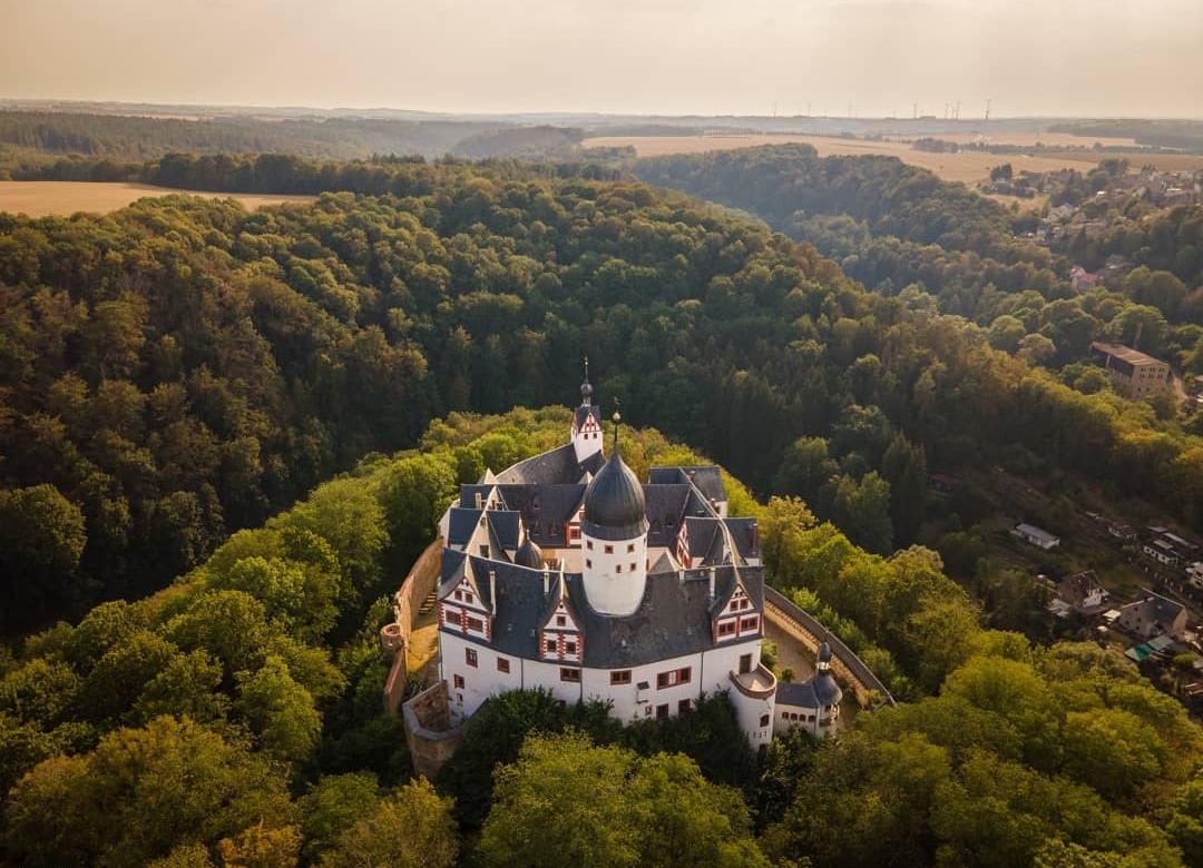 Schloss Rochsburg auf grünem Berg im Sommer