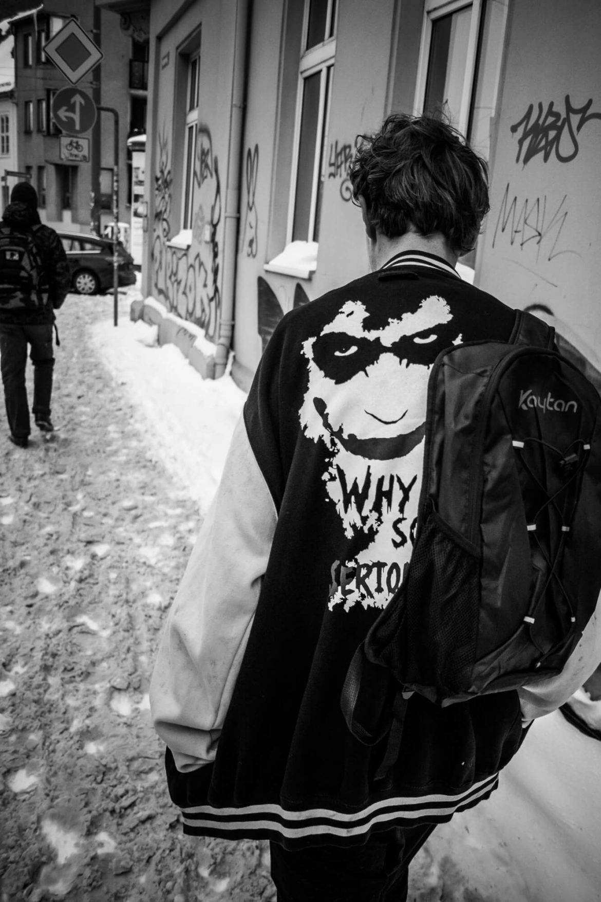Person mit einer Jacke des Joker