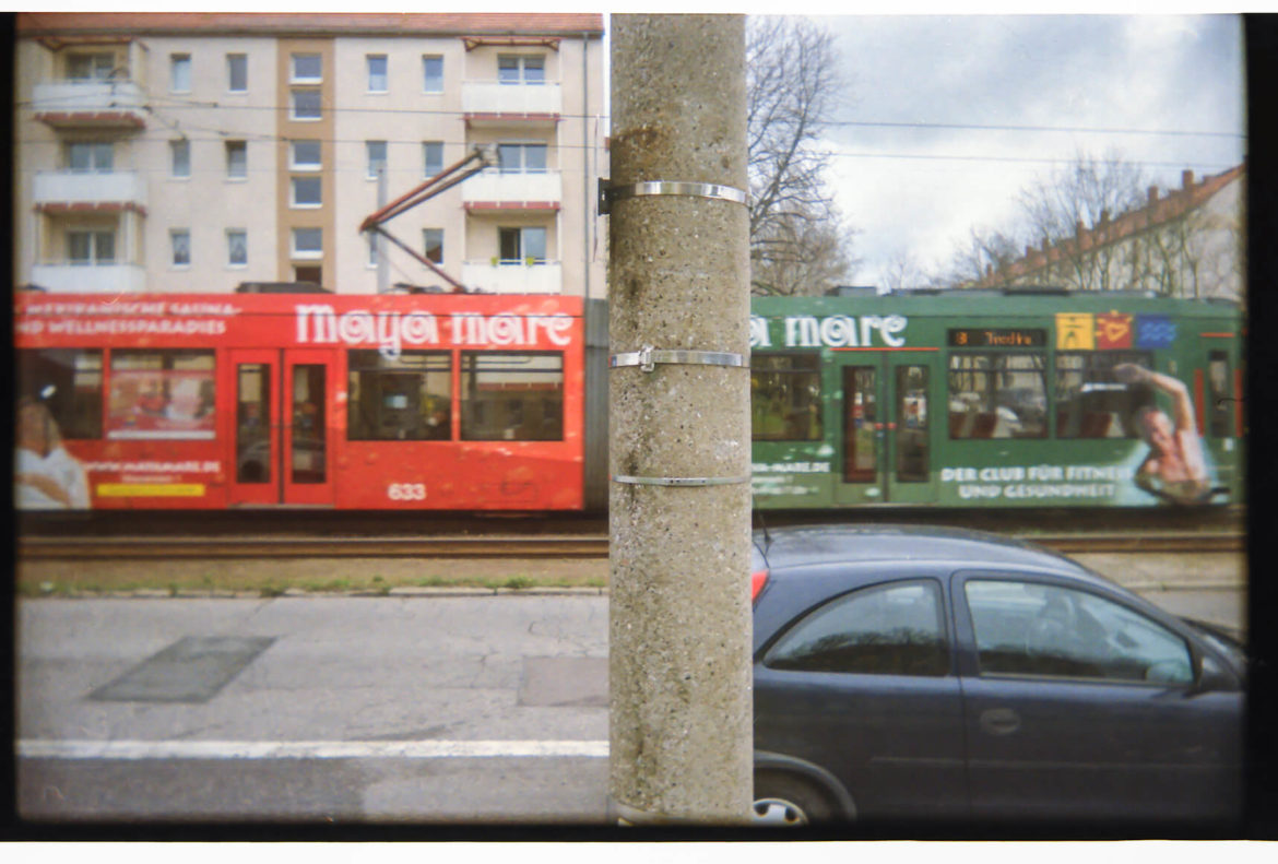 Straßenbahn und Laterne in halle