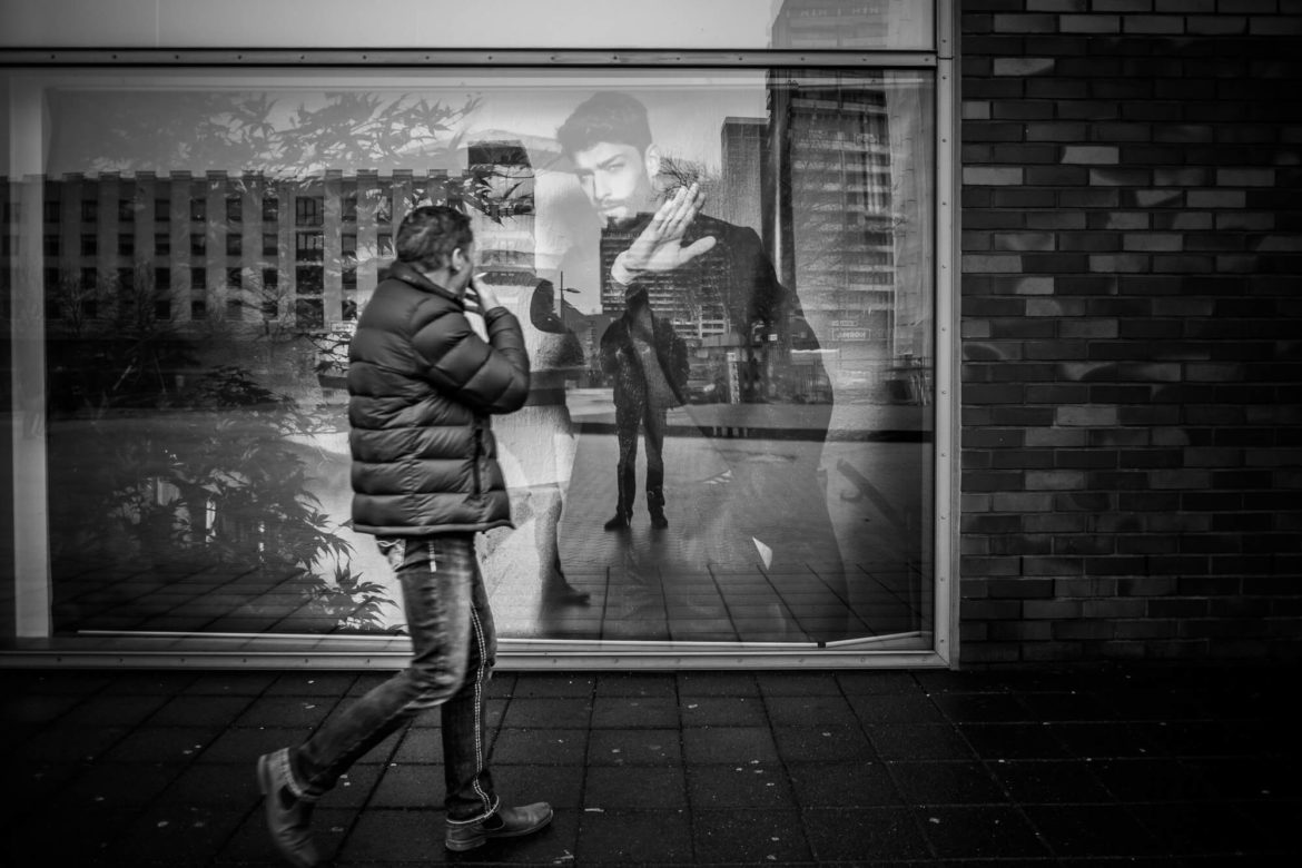 Mann vor einem Schaufenster