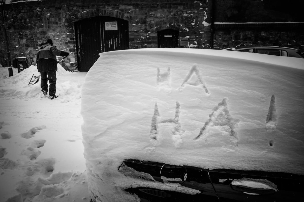 Auto mit Schnee bedeckt