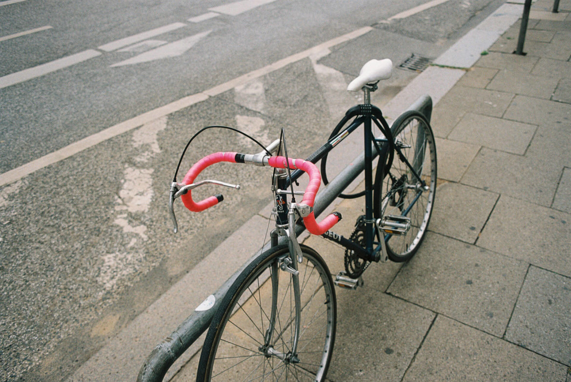 Rennrad in Hamburg mit pinkem Lenker
