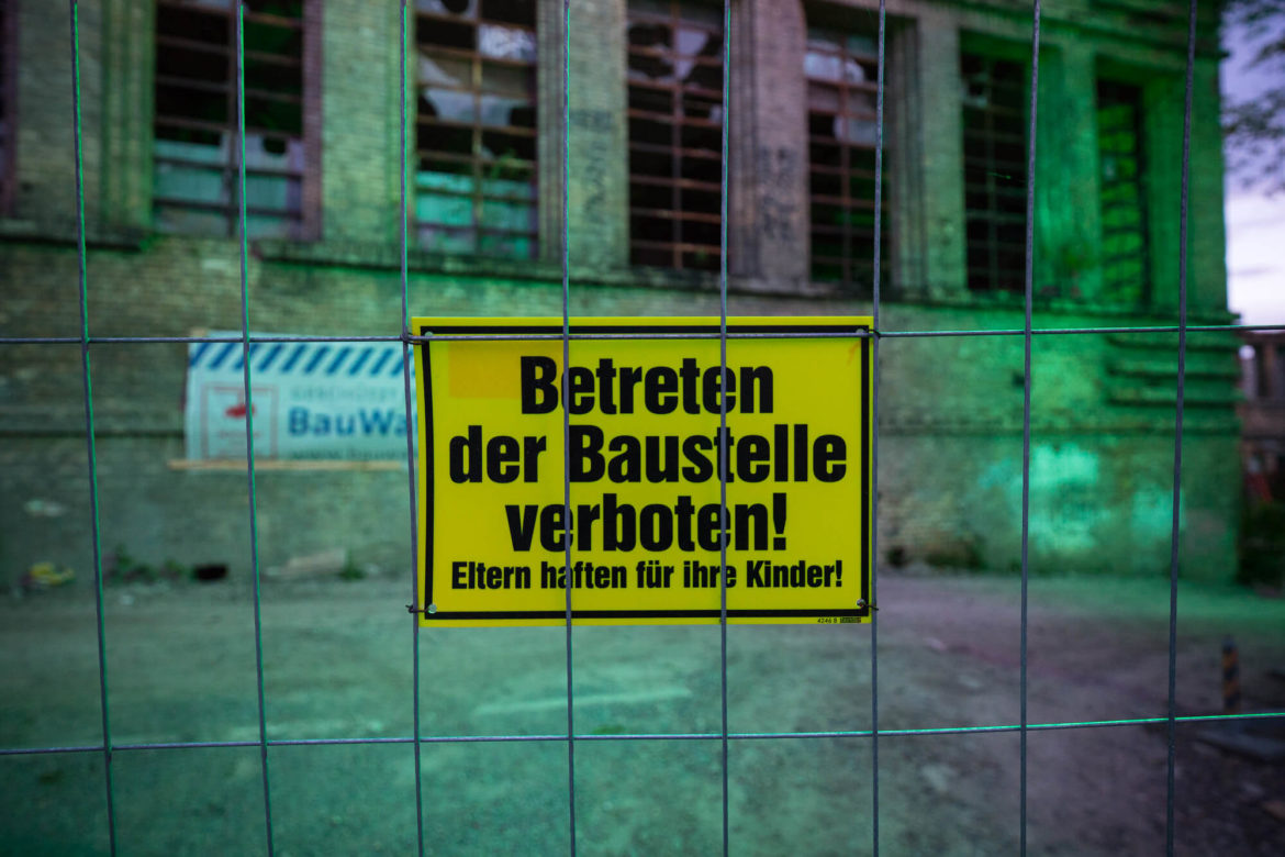Schild Betreten der Baustelle verboten