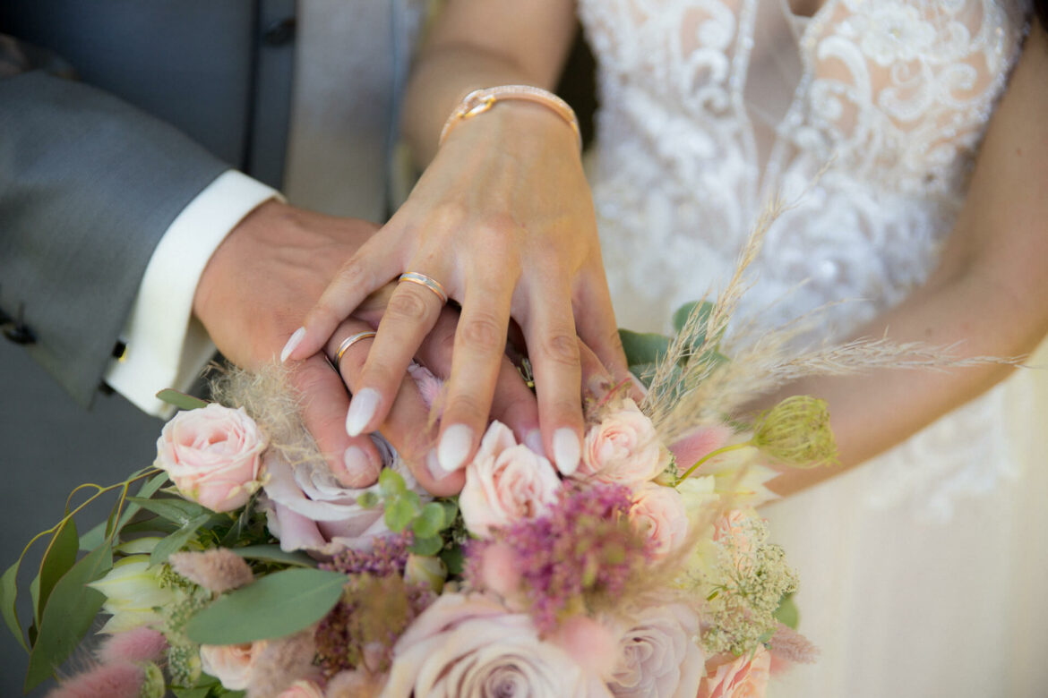 Hochzeitsfoto Hände des Brautpaares