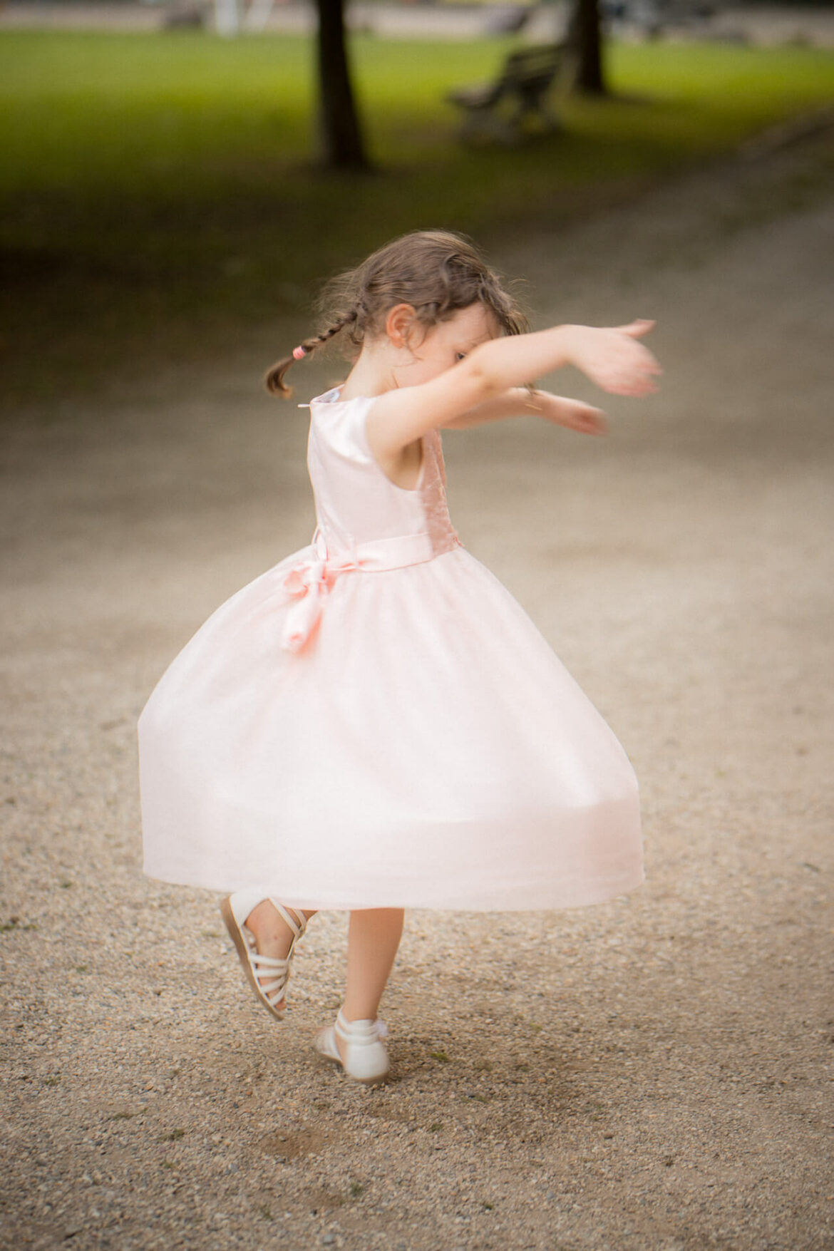 Tanzendes Kind bei einer Hochzeit