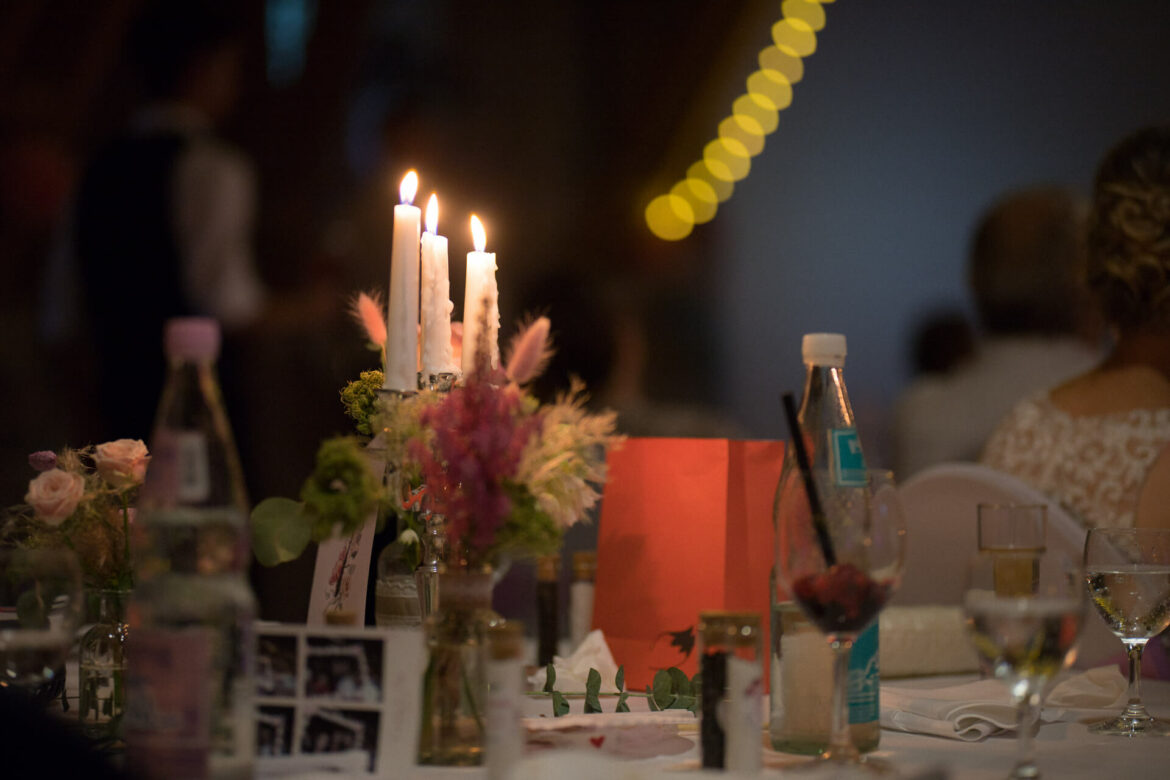 Tischdekoration bei einer Hochzeit