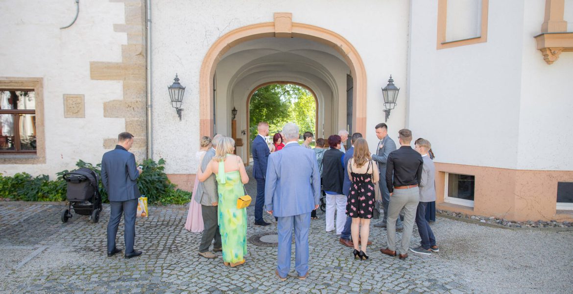Gäste warten am Schloss Schkopau