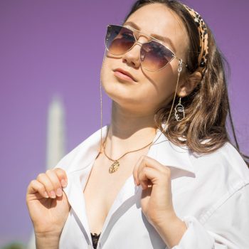 Portrait von junger Frau mit Sonnenbrille