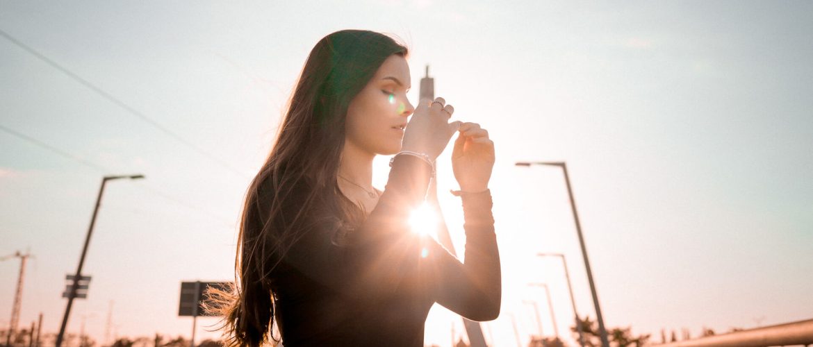 Portraitfoto von junger Frau auf Brücke im Sonnenuntergang in Halle